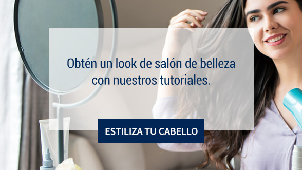 Imagen de fondo muestra una mujer luciendo su cabello negro sosteniendo un secador frente a un espejo. Usa productos Satinique para el cuidado del cabello.